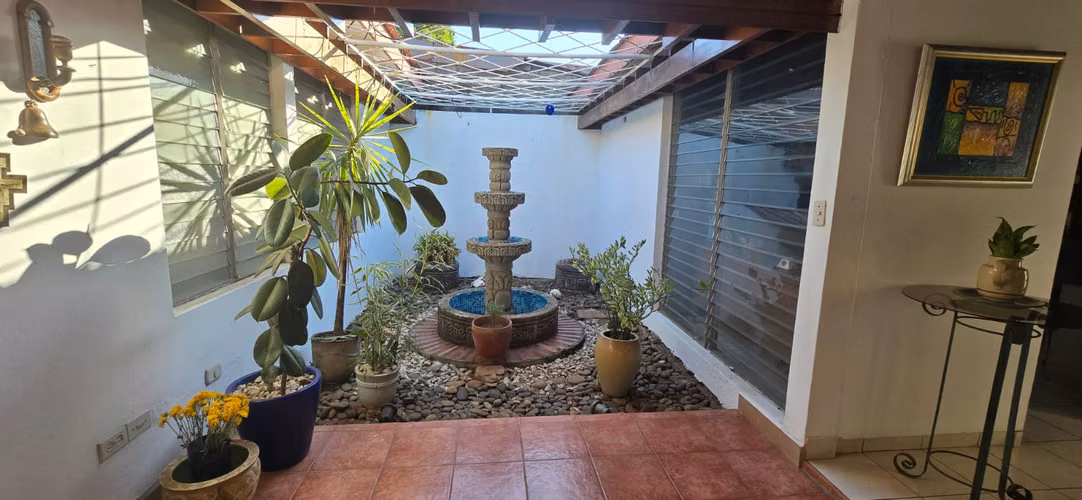 Venta de casa en Colonial Los Robles