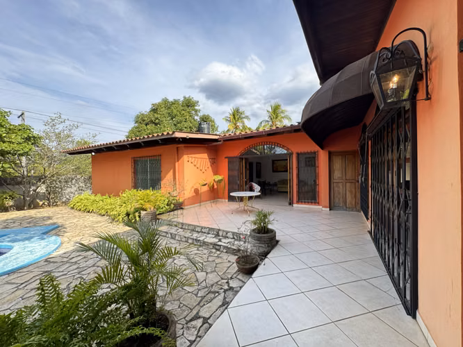 Venta de hermosa casa con piscina en Las Colinas