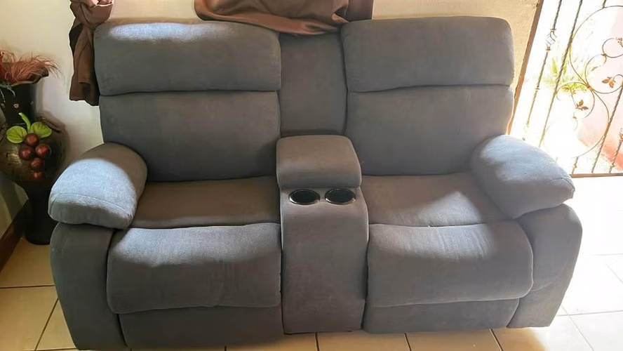 Sofás reclinables recién tapizado