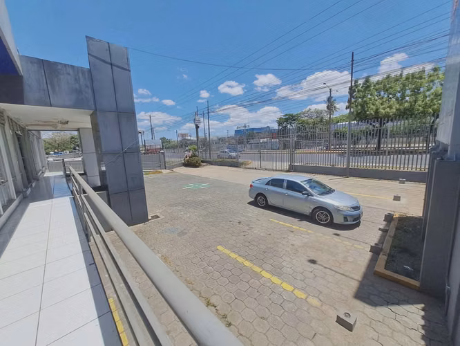 1,500 Metros Showroom, Bodega y taller Ctra Norte