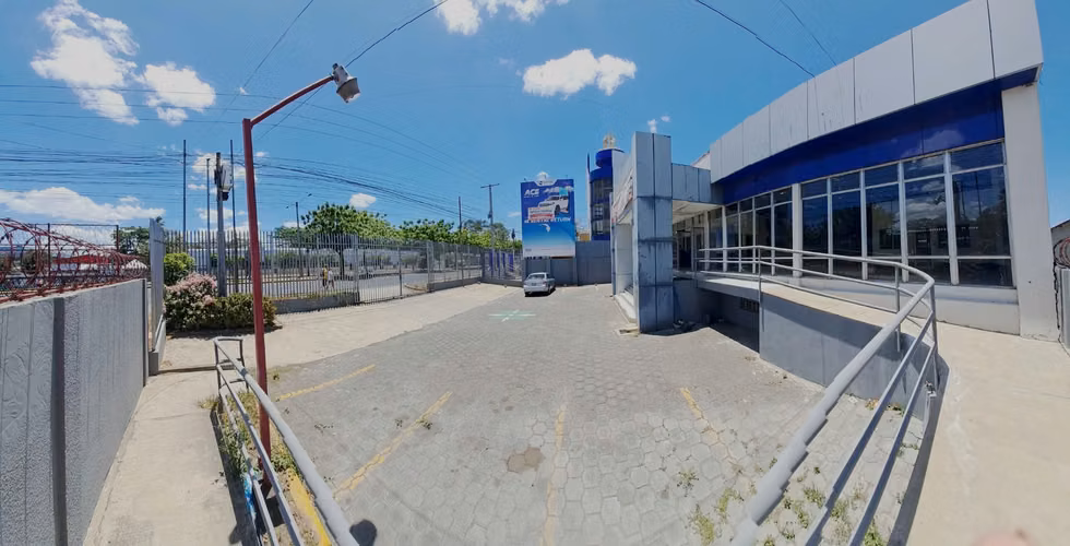1,500 Metros Showroom, Bodega y taller Ctra Norte