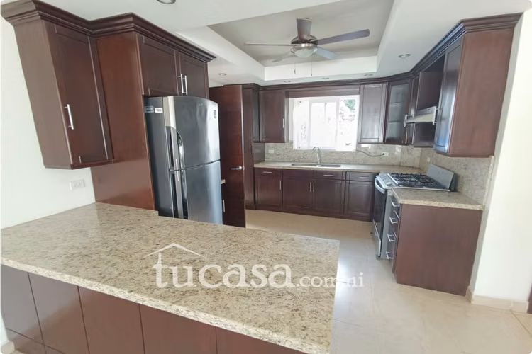 Las colinas casa en renta en excelente ubicación