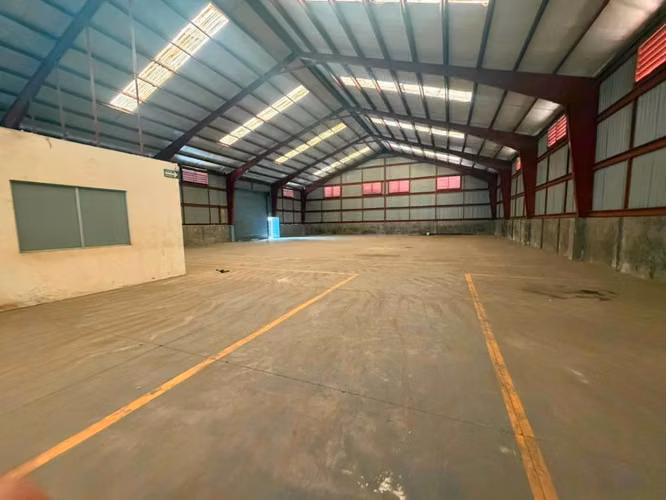 Rento bodega cuesta el plomo