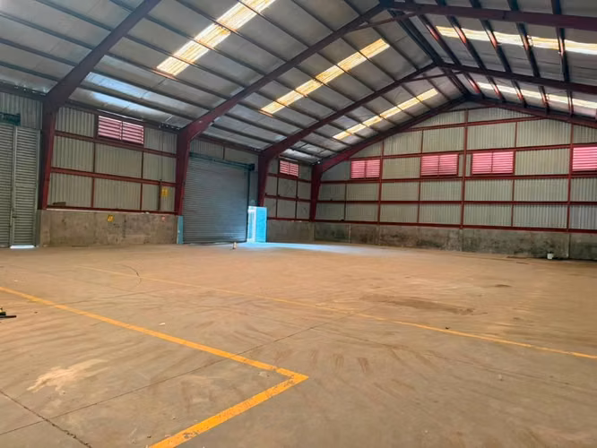 Rento bodega cuesta el plomo