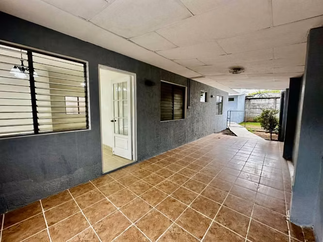 Disfruta de una casa lista para mudarte, con acabados renovados y espacios amplios 