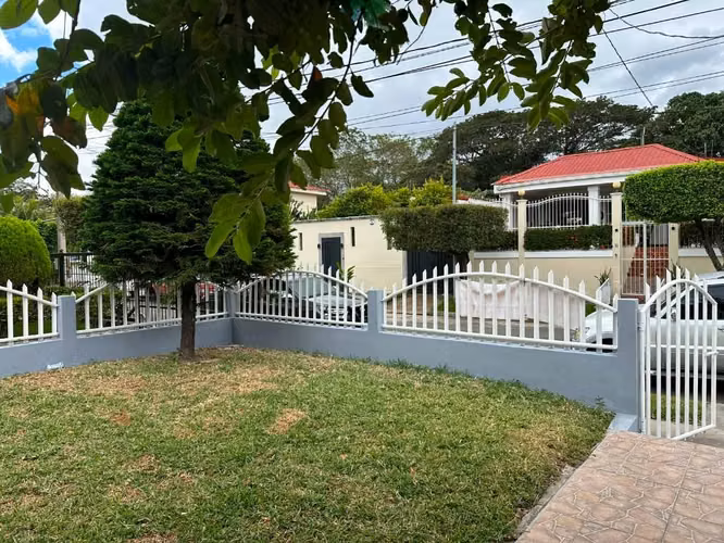 Disfruta de una casa lista para mudarte, con acabados renovados y espacios amplios 