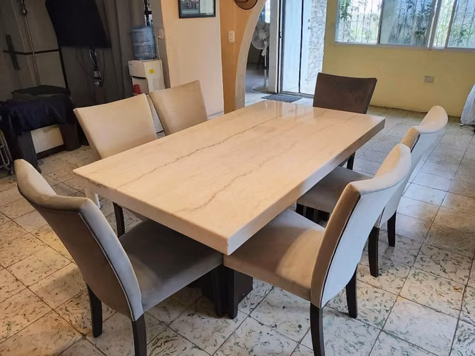 Comedor elegante de mármol con asientos. Excelente condición.