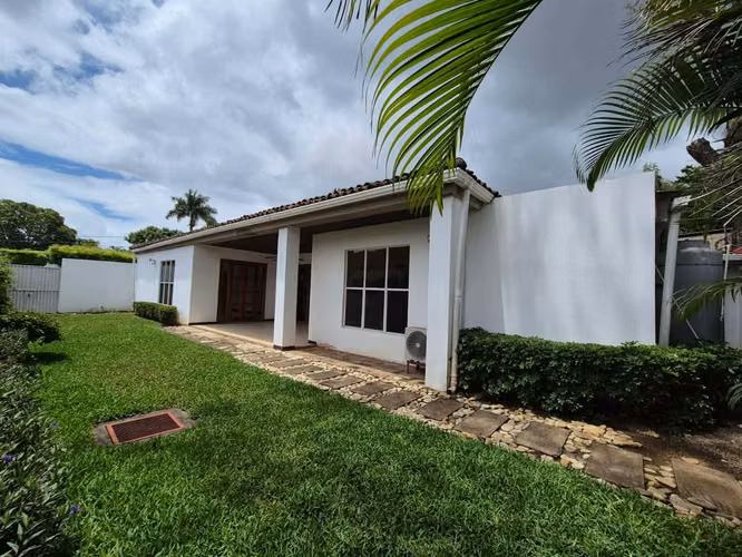 KW - Hermosa residencia en  Km 16 Carretera a Masaya