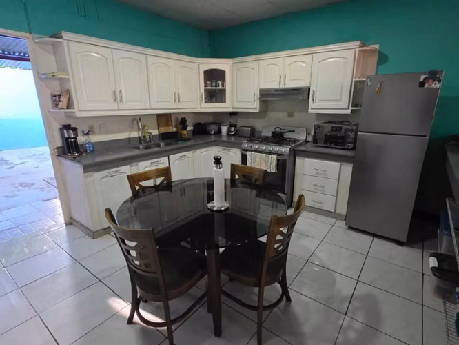 Se vende casa en Altagracia, excelente ubicación, a 100 metros de la calle principal