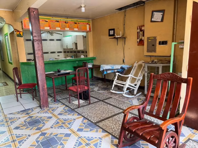Hotel de dos plantas de Cokito, full equipado a puerta cerrada, zona de ubicación,  Barrio La Luz
