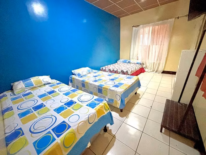 Hotel de dos plantas de Cokito, full equipado a puerta cerrada, zona de ubicación,  Barrio La Luz