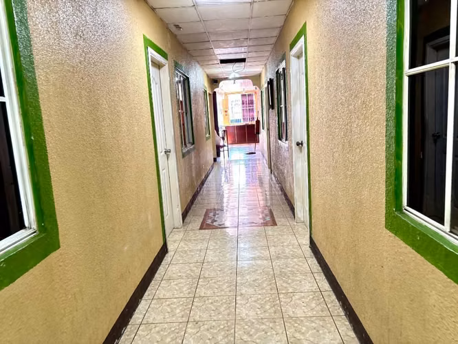 Hotel de dos plantas de Cokito, full equipado a puerta cerrada, zona de ubicación,  Barrio La Luz