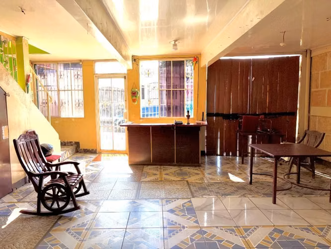 Hotel de dos plantas de Cokito, full equipado a puerta cerrada, zona de ubicación,  Barrio La Luz