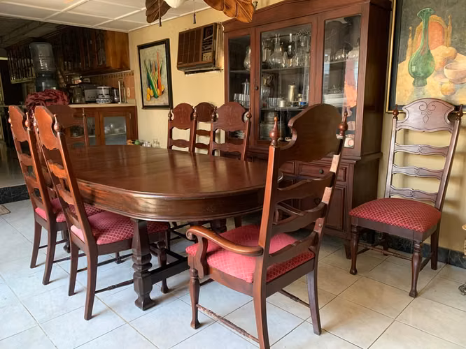 Expansible wood dining room with 8 old cedar posts.