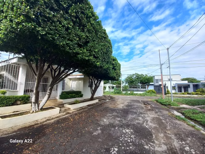 MN-Casa Esquinera con Excelente Distribución y Seguridad - Imagen 3