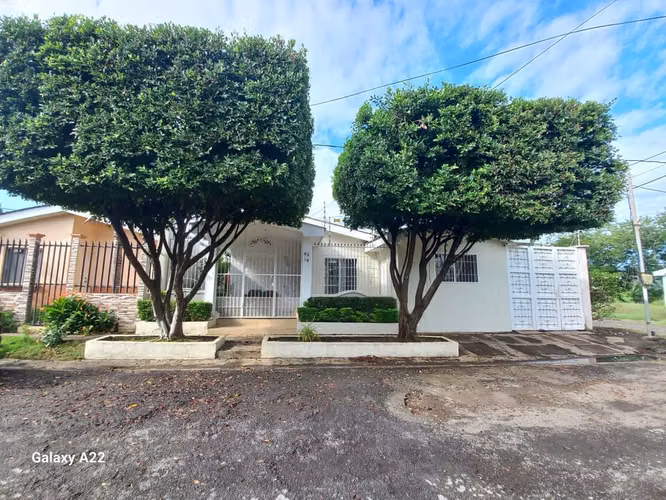 MN-Casa Esquinera con Excelente Distribución y Seguridad