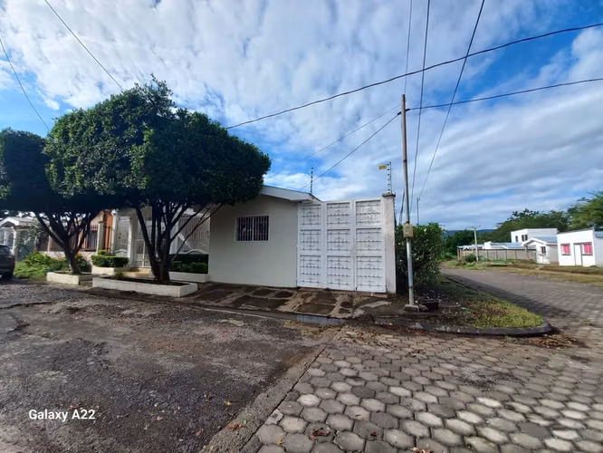 MN-Casa Esquinera con Excelente Distribución y Seguridad - Imagen 4