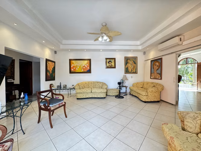 Venta de Hermosa Casa en Las Colinas - Imagen 4