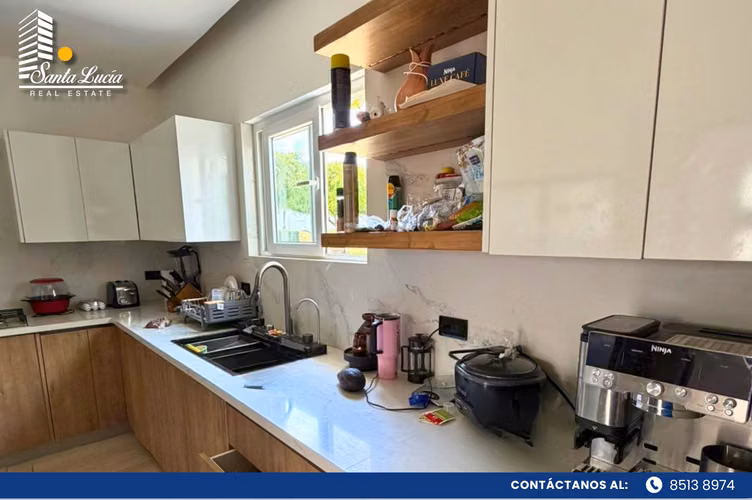Moderna casa en venta en Las Colinas-LL 