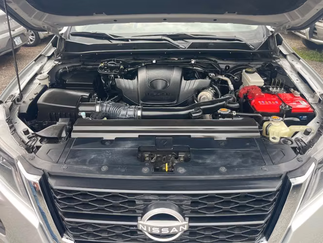 NISSAN NP300 FRONTIER SE 2024 MECÁNICA 4x5 - Imagen 6
