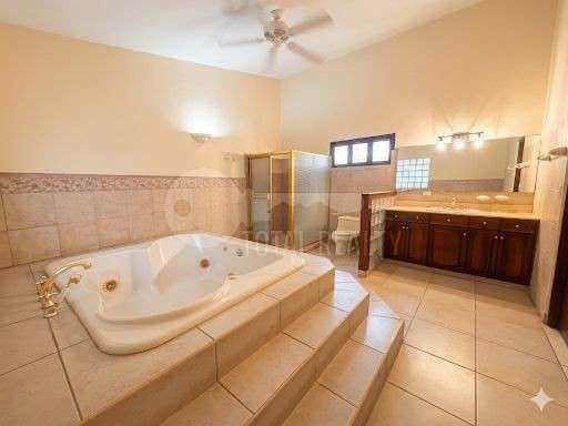 Casa en venta o alquiler en Las Cumbres, Managua