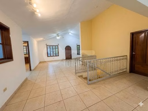 Casa en venta o alquiler en Las Cumbres, Managua