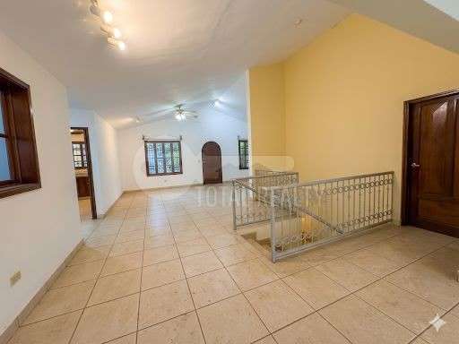 Casa en venta o alquiler en Las Cumbres, Managua