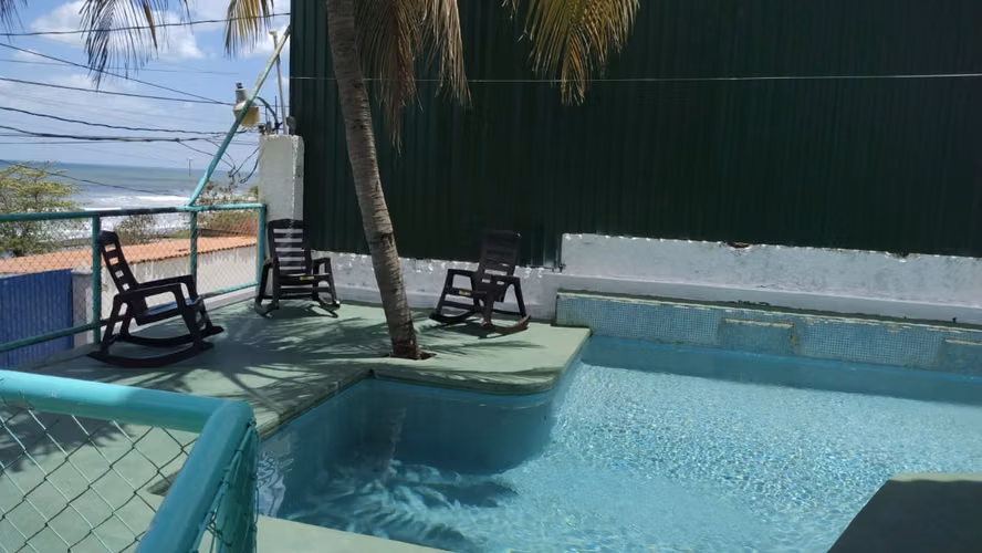 RENTA DE CASA EN POCHOMIL, A UNA CUADRA DE LA PLAYA