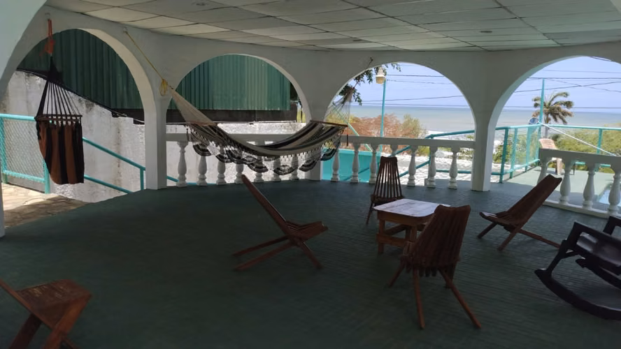 RENTA DE CASA EN POCHOMIL, A UNA CUADRA DE LA PLAYA