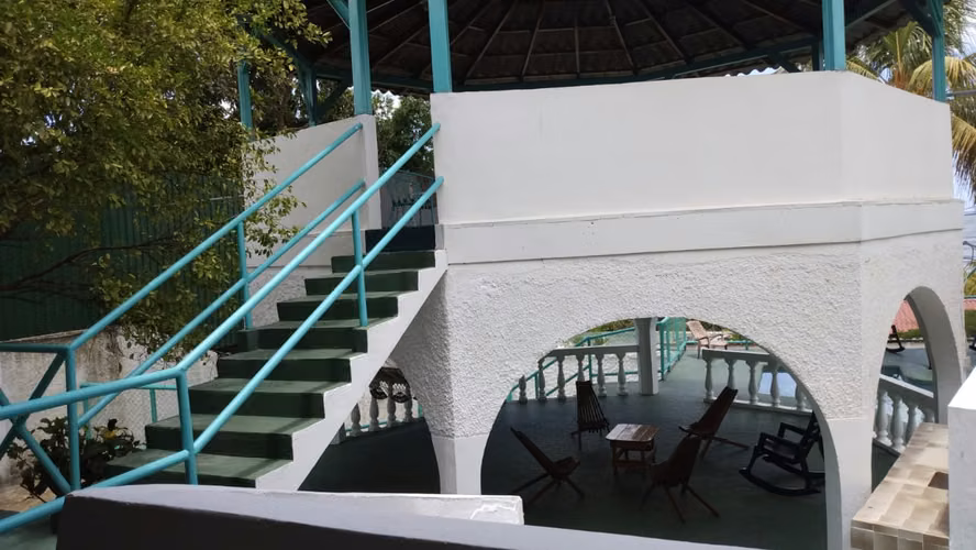 RENTA DE CASA EN POCHOMIL, A UNA CUADRA DE LA PLAYA