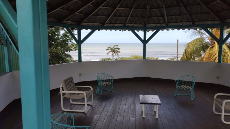 RENTA DE CASA EN POCHOMIL, A UNA CUADRA DE LA PLAYA