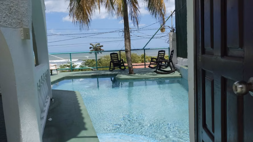 RENTA DE CASA EN POCHOMIL, A UNA CUADRA DE LA PLAYA