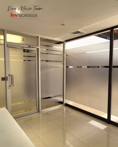 ¡En venta! Oficina en complejo corporativo ubicada en Ofiplaza El Retiro, Managua. - Imagen 10