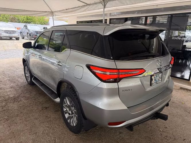 TOYOTA FORTUNER SRV AÑO 2023 - Imagen 4