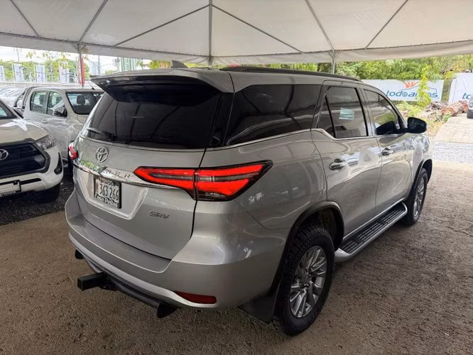 Toyota Fortuner SRV año 2023 - Imagen 2