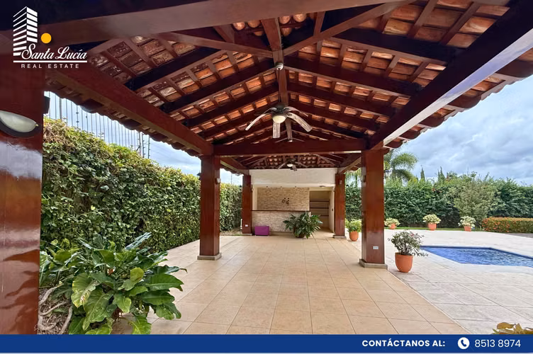 Exclusiva residencia en venta en Estancia de Santo Domingo-LL 