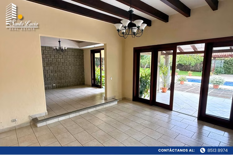 Exclusiva residencia en venta en Estancia de Santo Domingo-LL 