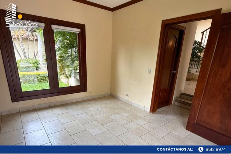 Exclusiva residencia en venta en Estancia de Santo Domingo-LL 