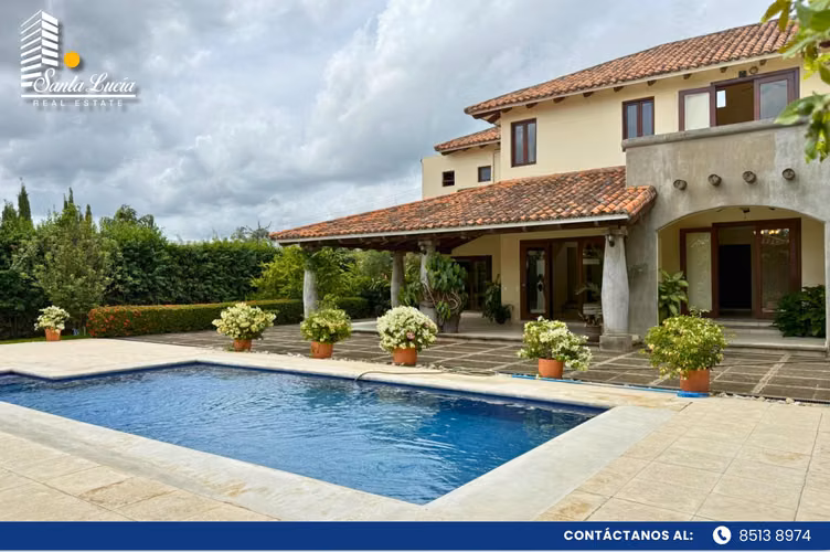 Exclusiva residencia en venta en Estancia de Santo Domingo-LL 