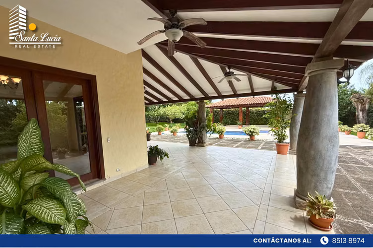 Exclusiva residencia en venta en Estancia de Santo Domingo-LL 
