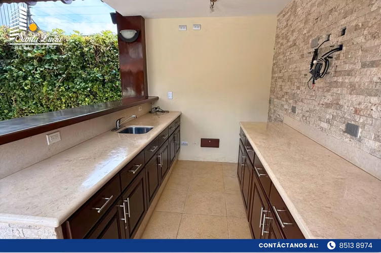 Exclusiva residencia en venta en Estancia de Santo Domingo-LL 