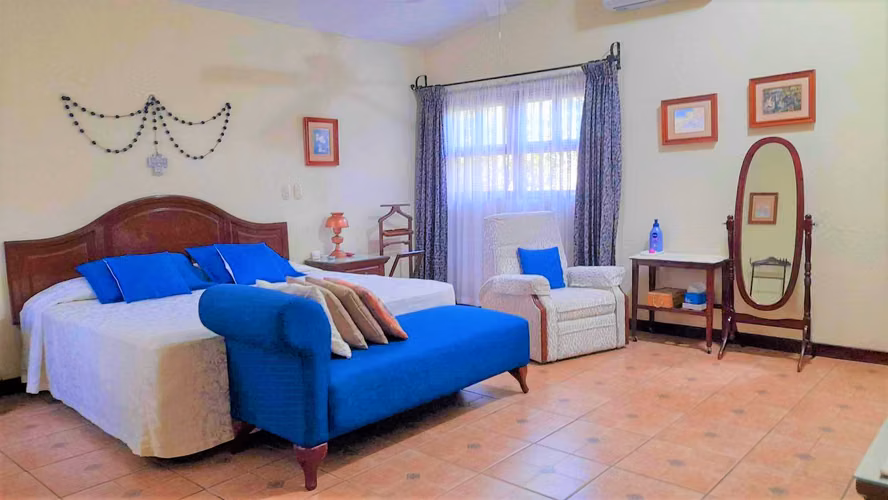 KW -  Venta, casa amplia en Estancia de Santo Domingo