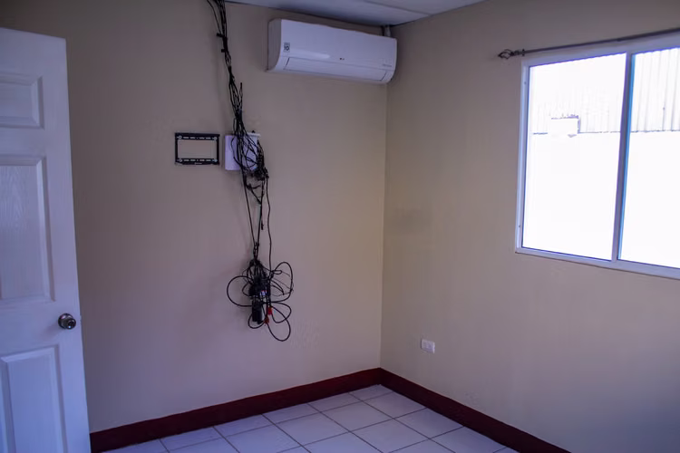 Casa Esquinera Con Terreno Adicional en Praderas de Sandino - Imagen 10