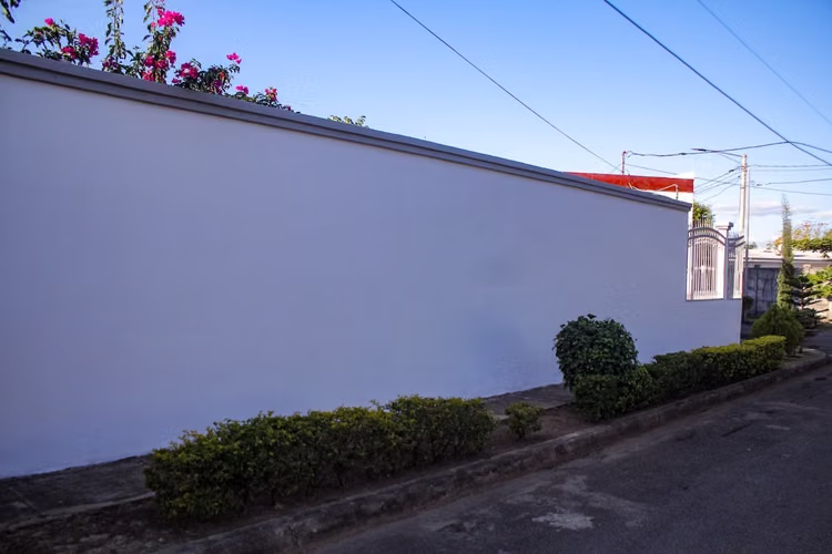Casa Esquinera Con Terreno Adicional en Praderas de Sandino - Imagen 3