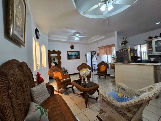 ZC- VENDO PROPIEDAD EN LOS ALMENDROS - Imagen 6
