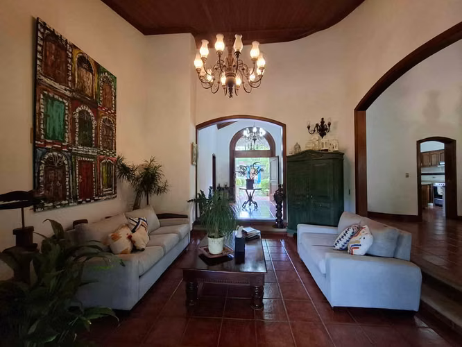 Vendo hermosa casa en Carretera Sur. LR