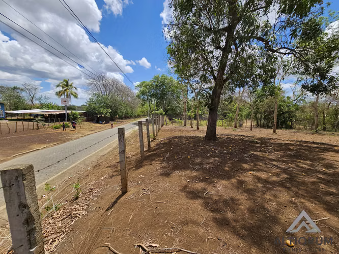 Terreno en venta con casa habitacional en Masaya