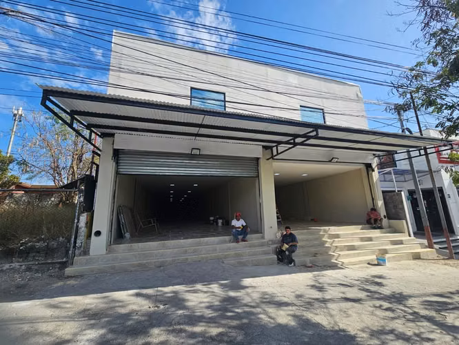Se Renta - Módulo Comercial - Calle Principal de Bello Horizonte