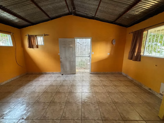 Se Vende Casa Esquinera en Vistas del Momotombo