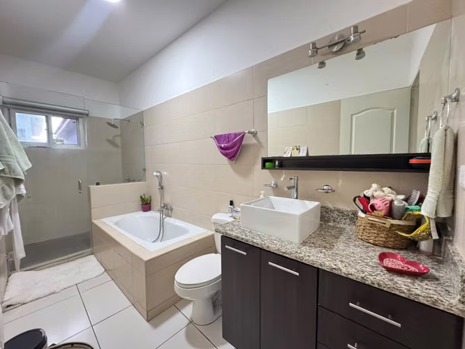Vendo casa de 2 plantas en Santo Domingo. LR